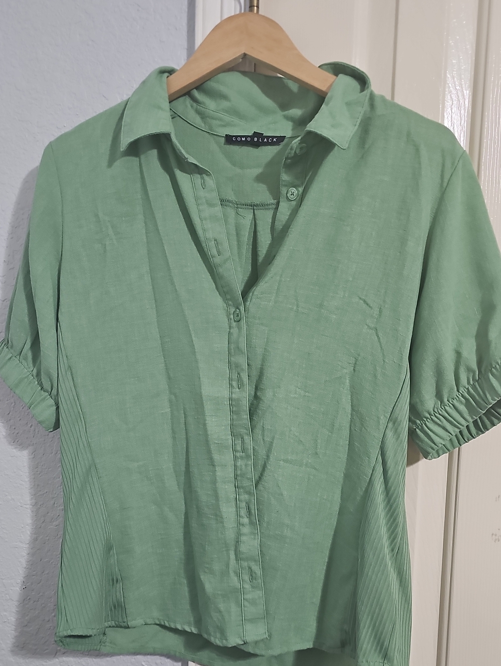 Como Black Women's Sage Green Button-Front Top